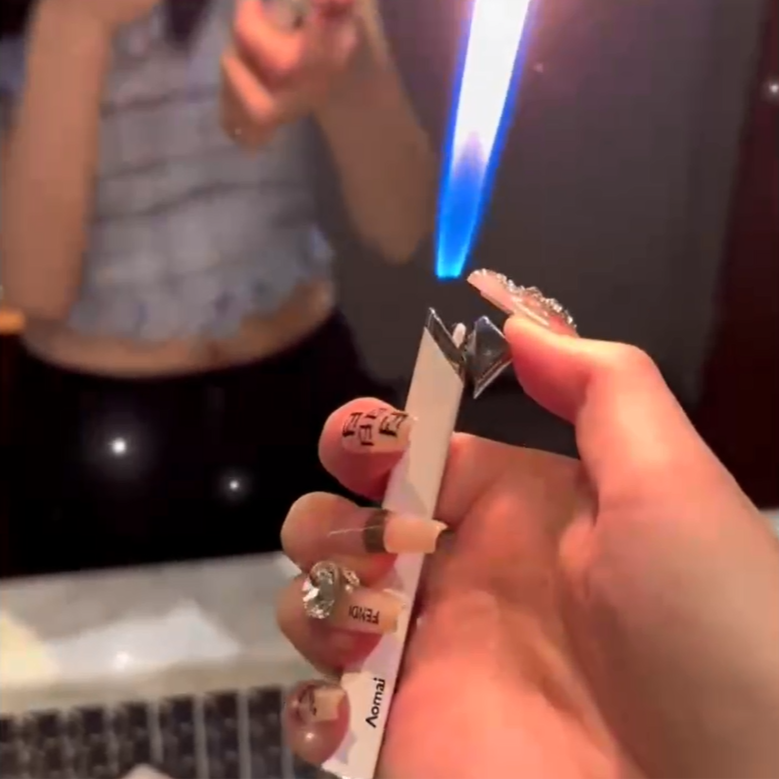 高颜值打火机女生防风细长条迷你砂轮充气创意烟型金属可放烟盒