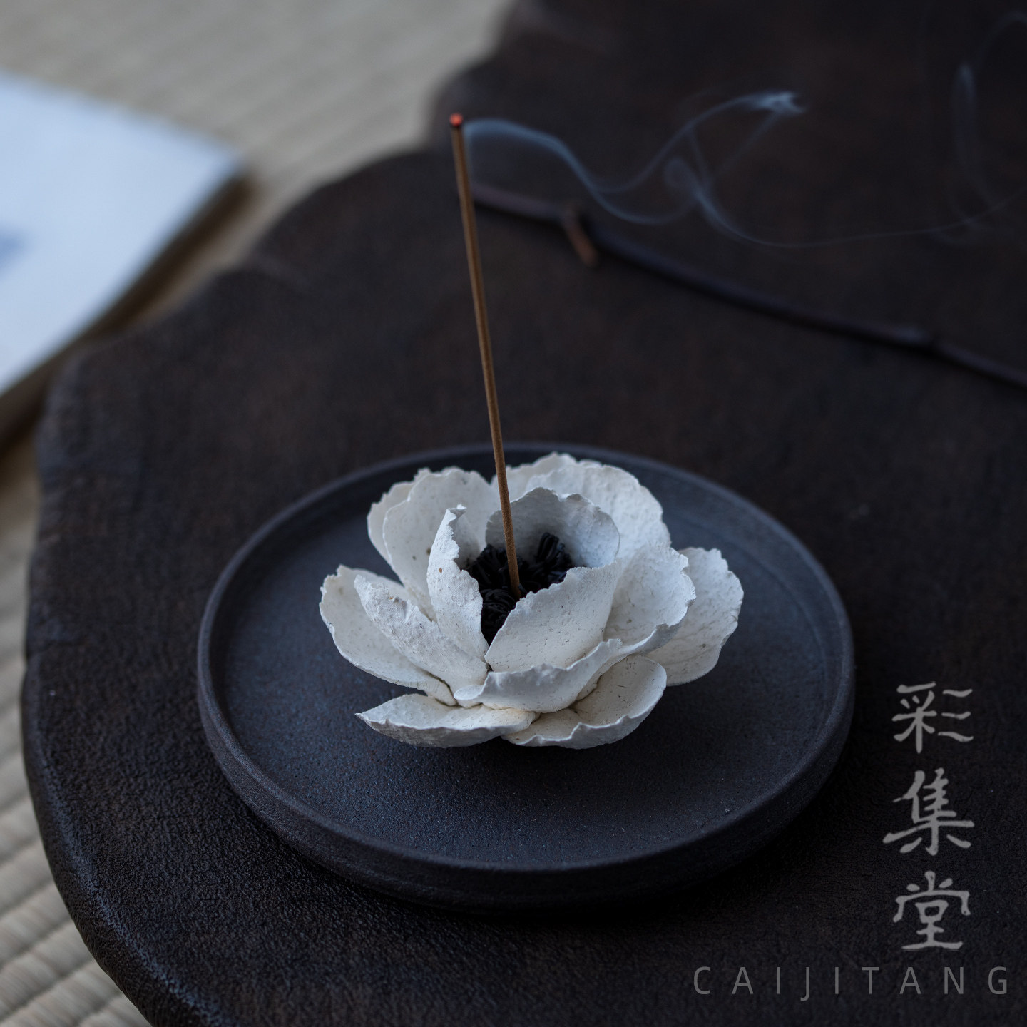 手捏白陶山茶花香插座图片