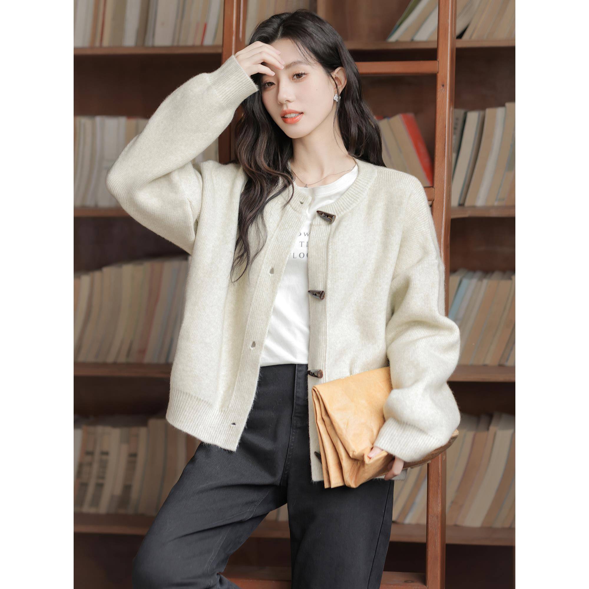 帛卡外琪2025春秋新织款圆领针衫开衫57217-1女松牛角扣慵懒宽毛