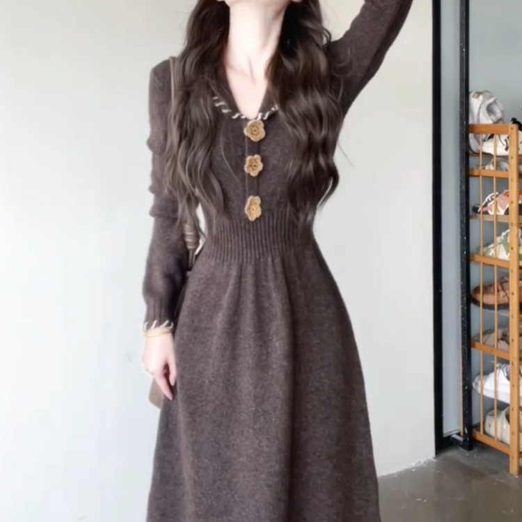 法式气质温柔风棕色连衣裙女秋冬季高级感巨好看修身显瘦针织长裙