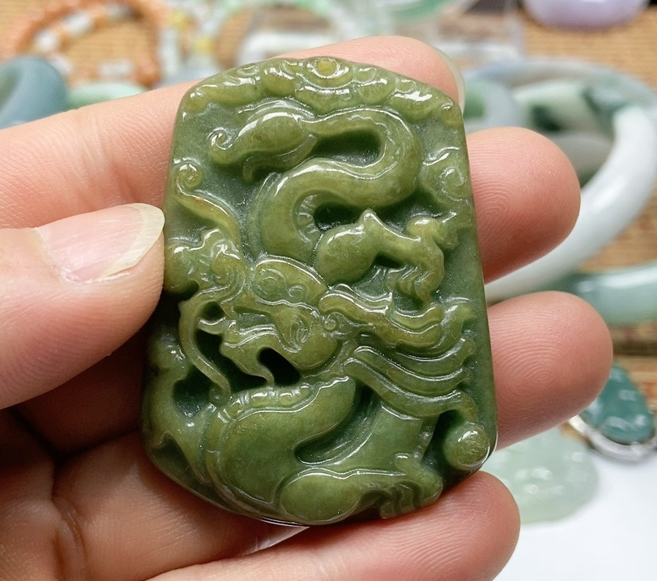 天然翡翠龙牌 高度49毫米左右宽38毫米左右厚6.5毫米左右