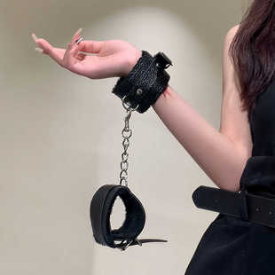 皮革手铐脚镣女玩具加重手扣毛绒手铐情侣拍照剧本杀游戏道具玩具