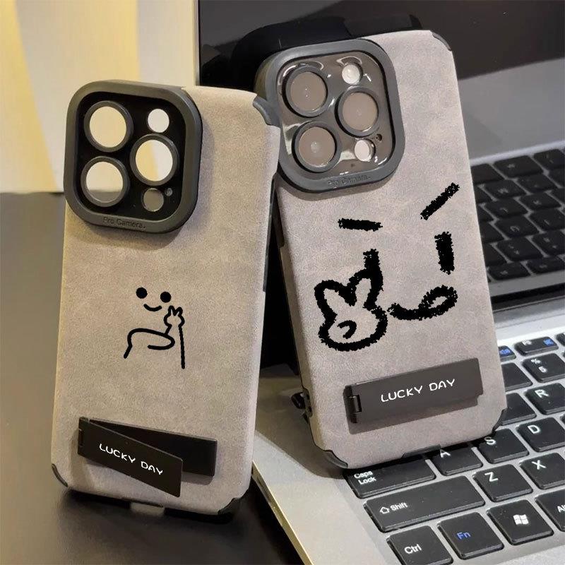 比耶小人适用iPhone苹果16手机壳pro新款promax外壳e带支架15plus/14/13/12/11软壳xr男女款xs高级感7皮纹8套