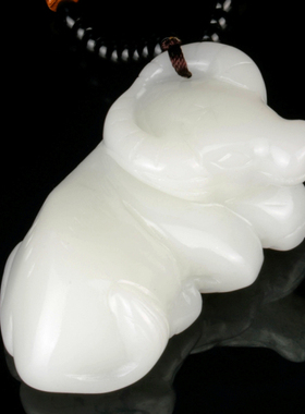 天然新疆和田玉白玉牛生肖牛把件和田玉籽料男士招财牛把件护身符