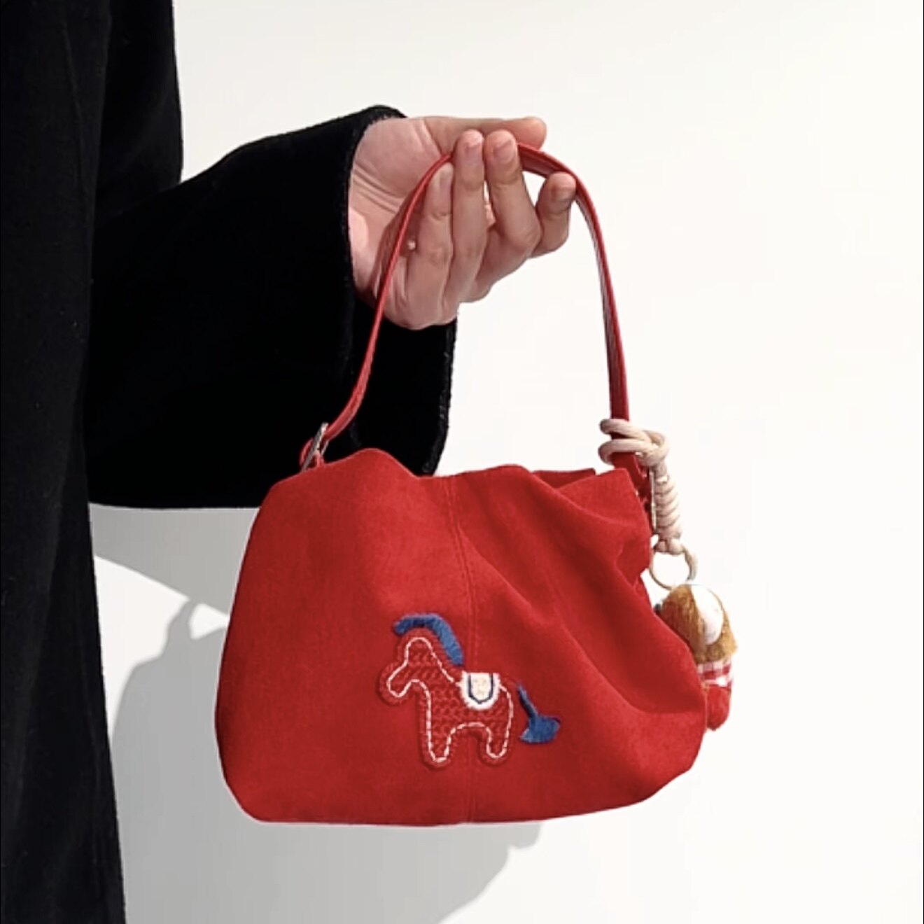 MOMO仿麂皮绒复古小包包小马斜挎包可爱小狗挂件单肩包过年红色零