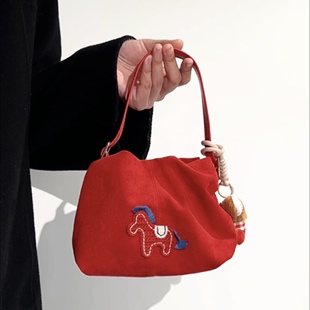 MOMO仿麂皮绒复古小包包小马斜挎包可爱小狗挂件单肩包过年红色零