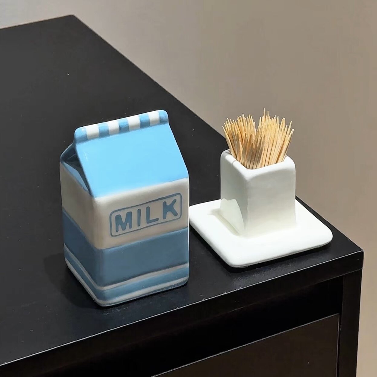 MOMO牛奶盒造型陶瓷牙签筒蓝白条纹带盖防尘家用餐桌创意
