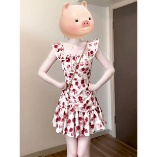 法式独特绝美红色碎花小飞袖连衣裙女夏度假风收腰显瘦吊带小裙子