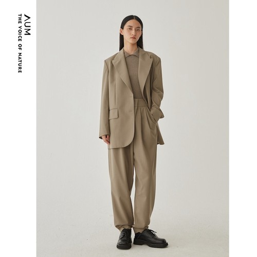 面料组织紧密，手感活络，挺括有型