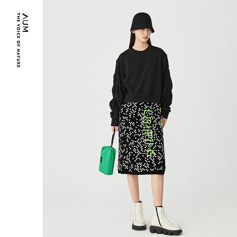 AUM噢姆春季黑色圆领时尚上衣休闲短款套头卫衣