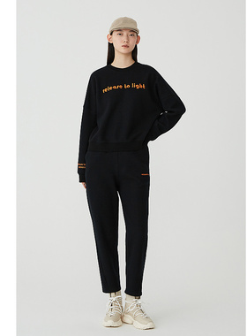 【会员价679元】AUM噢姆冬季黑色卫衣休闲好搭字母刺绣上衣