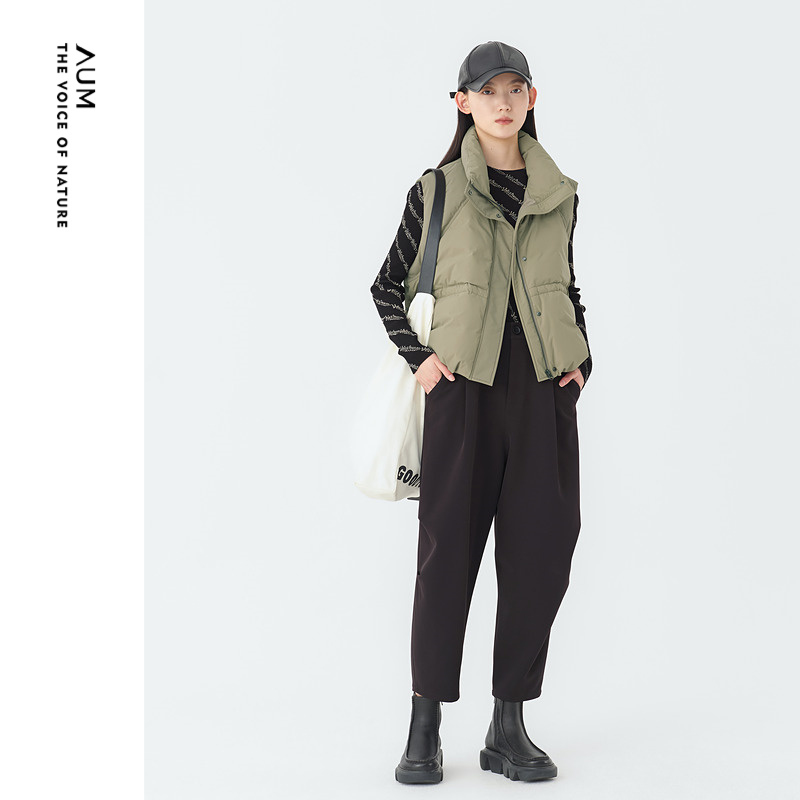 【新意羽绒】AUM噢姆秋季军绿色鸭绒质感高领羽绒马甲女