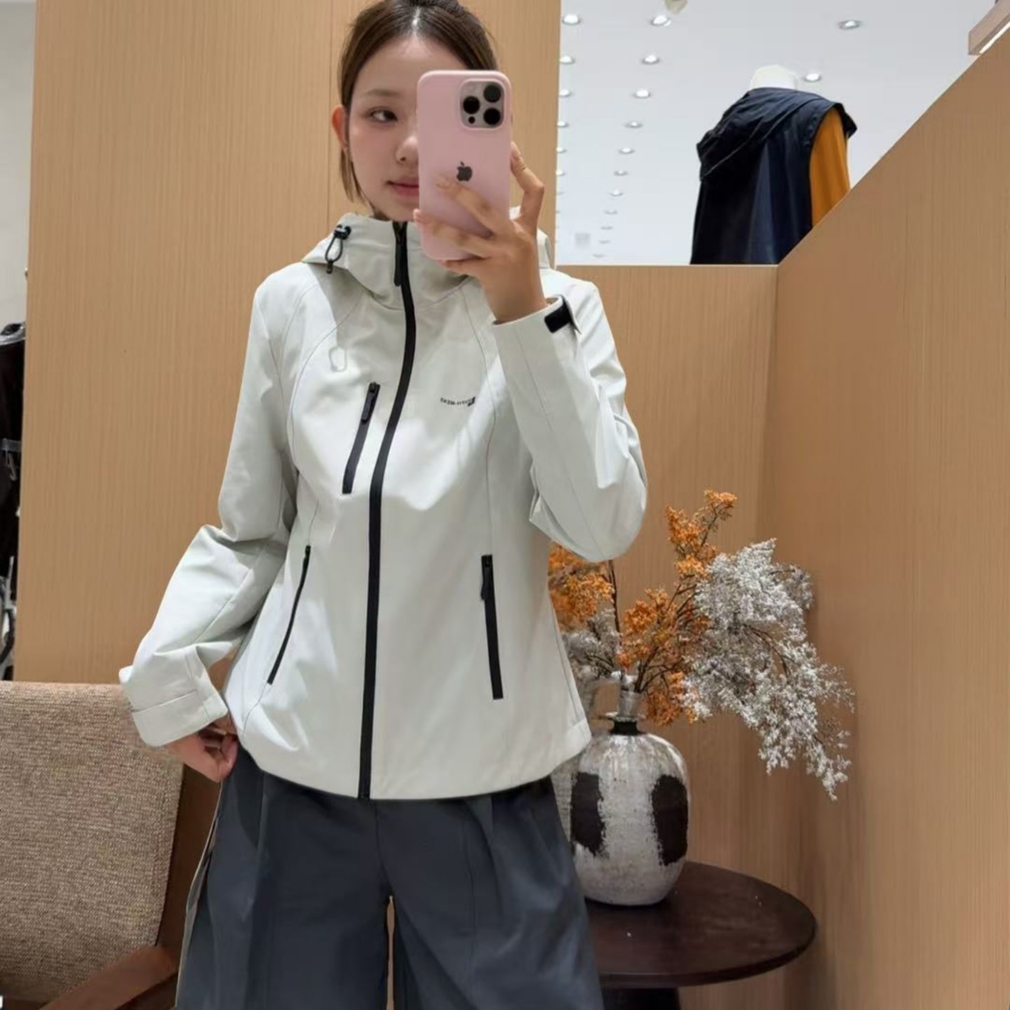 2026秋季新款休闲时尚连帽冲锋衣女白色户外修身显瘦百搭长袖外套