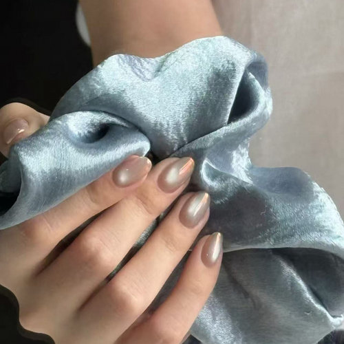 柔幻流光裸粉极光美甲