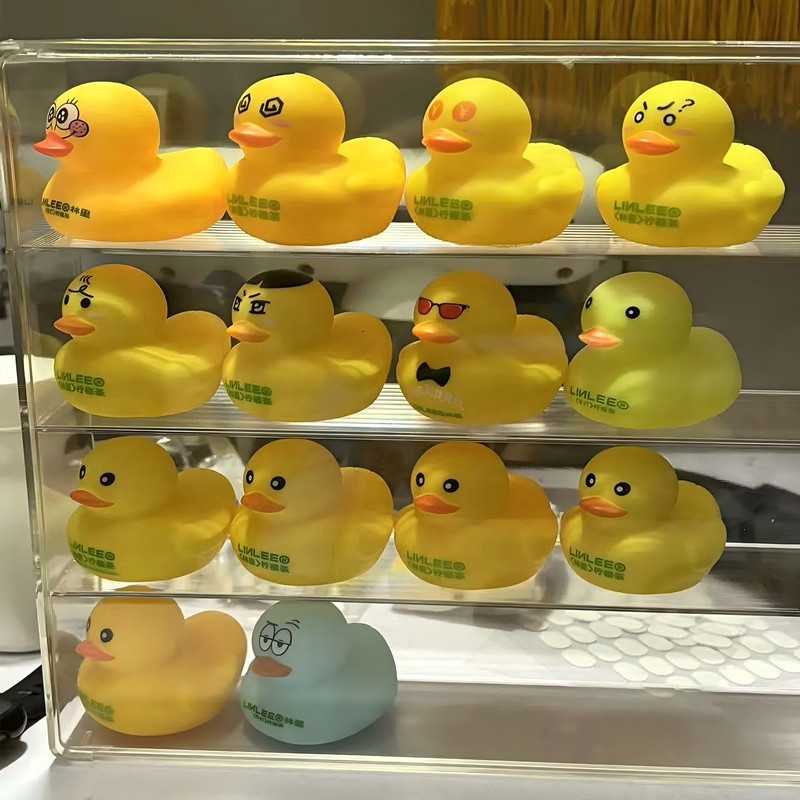 小黄鸭收纳盒展示架透明可叠加带门防尘桌面萌粒玩偶蛋仔收纳盒