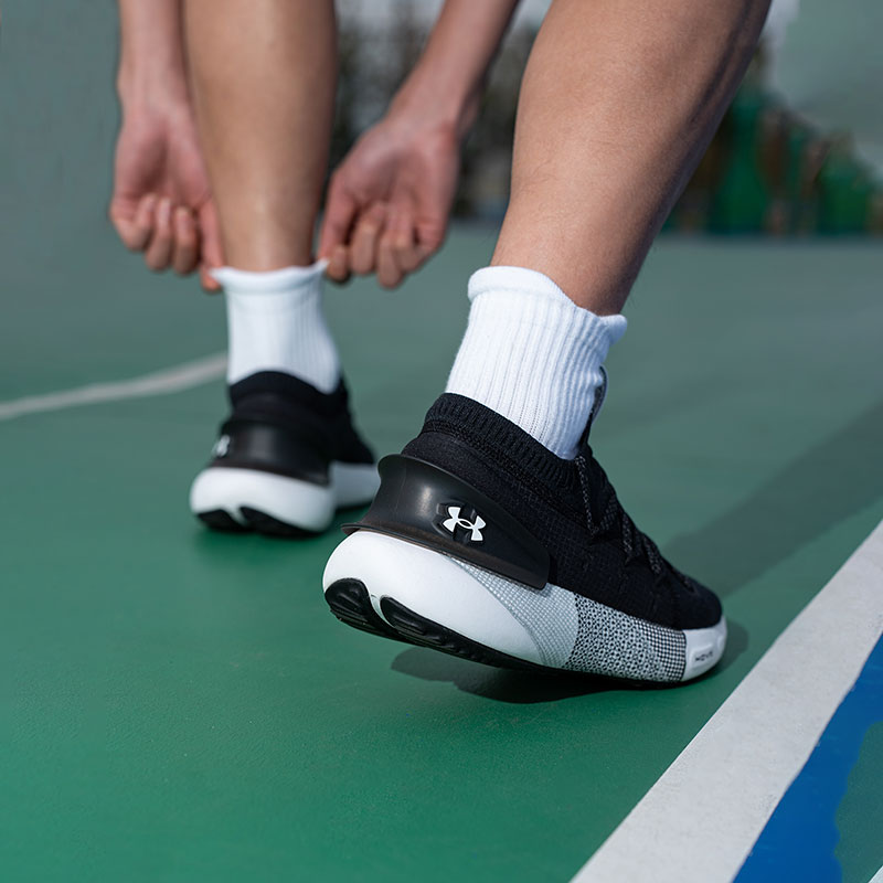 安德玛轻便减震男子跑步鞋