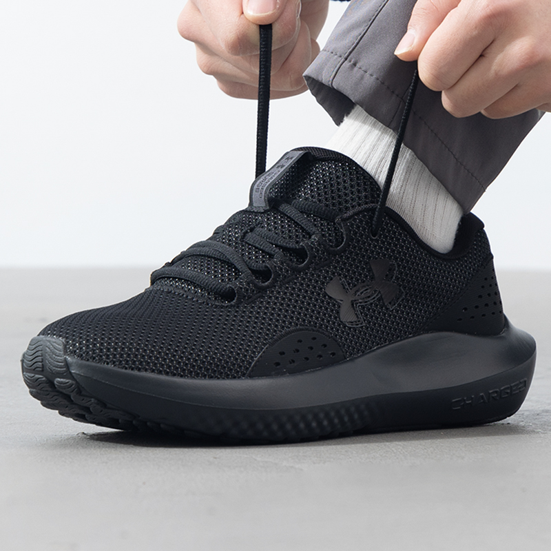 安德玛轻便缓震男子跑步鞋