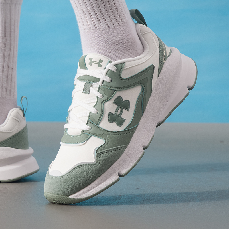 安德玛轻便透气运动鞋