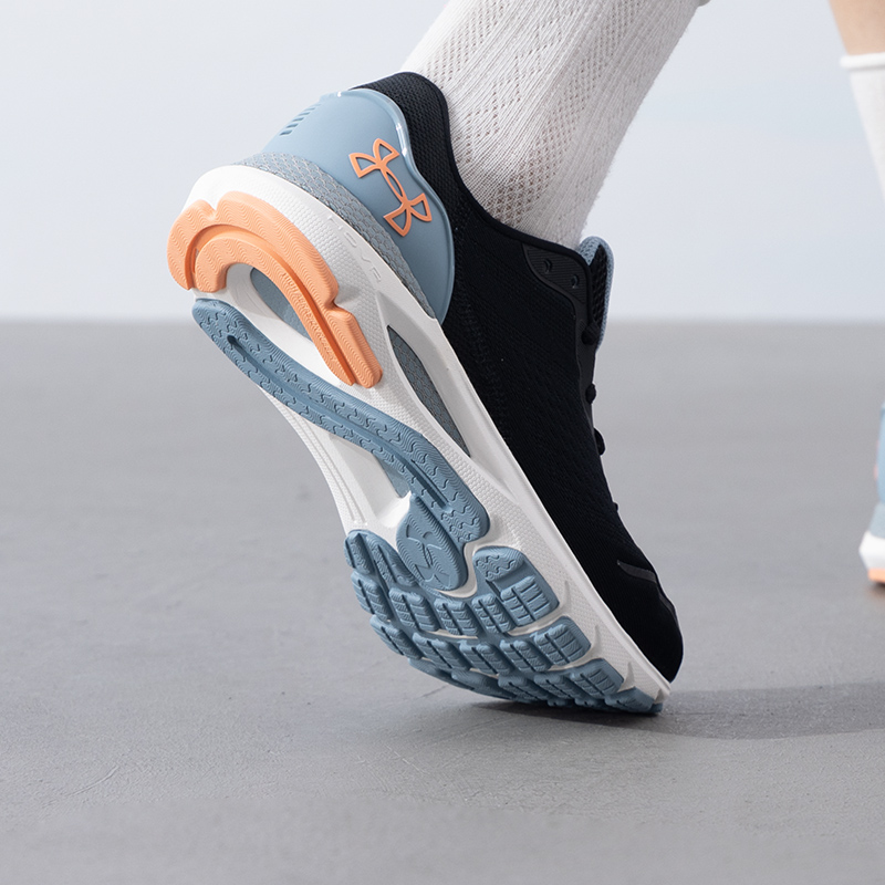 安德玛轻便透气女子跑步鞋