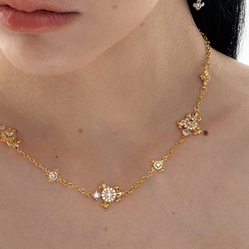 1JINNM2M鸢尾花镶钻组合项链