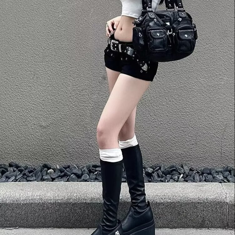 辣妹低腰柳钉牛仔超短裤