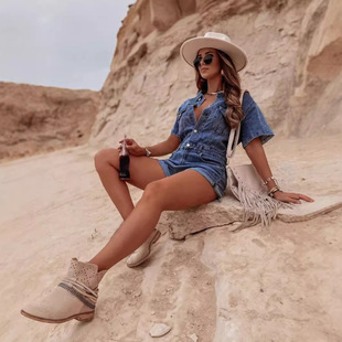 性感修身牛仔连体短裤   Sexy and form-fitting denim jumpsuits