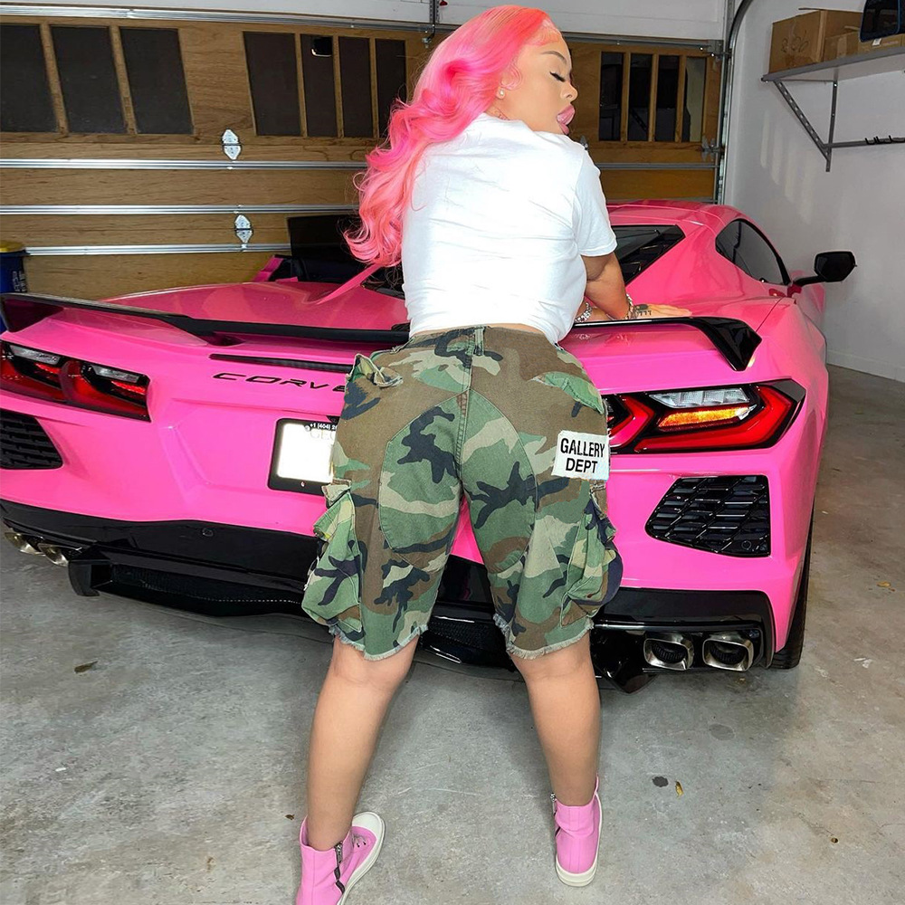 字母贴布薄款迷彩短裤