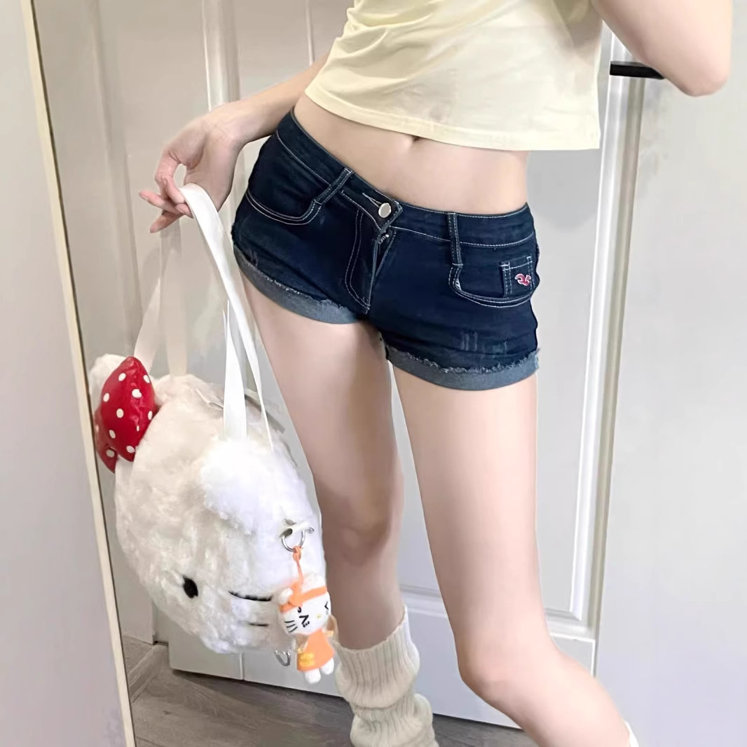 迷你长度低腰卷边牛仔裤