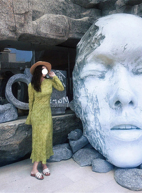 春季海边度假减龄温柔风印花绿色长袖显瘦连衣裙新款微胖包臀长裙