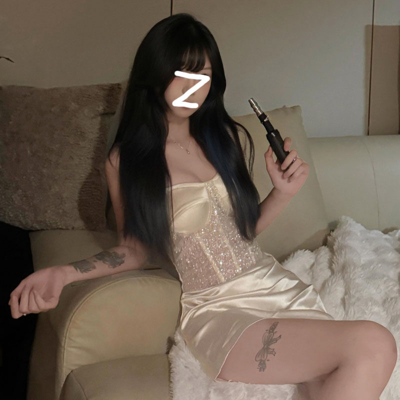 新款轻奢高级氛围感纯欲御姐连衣裙法式小众气质重工珠片褶皱短裙