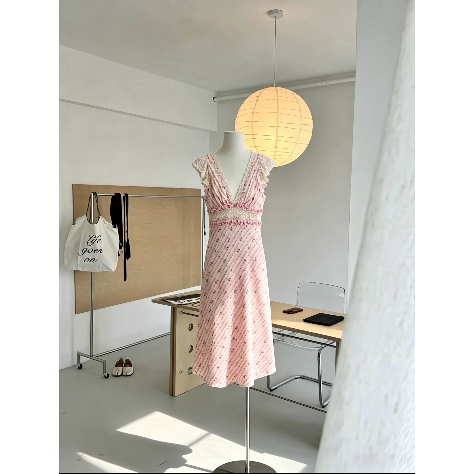 韩系甜美可爱V领蕾丝边连衣裙女夏季新款修身显瘦中长裙女微胖mm图片
