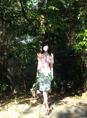 森系时尚高级感度假浪漫温柔风新款绿色印花半身裙＋纯色短袖套装