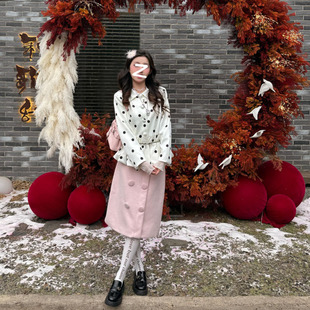 韩系秋冬时尚潮流温柔度假风两件套新款小香风波点外套粉色半身裙