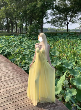 法式温柔风黄色挂脖连衣裙夏季新款时尚轻奢显瘦超仙度假纯欲裙