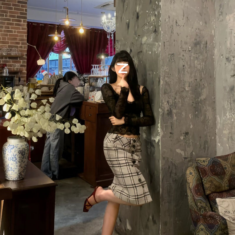 秋季小众轻奢性感御姐度假气质衬衫新款洋气赫本黑色蕾丝露背上衣