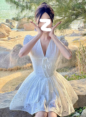 新款海边度假白色镂空设计感蓬蓬公主短裙微胖温柔气质V领连衣裙