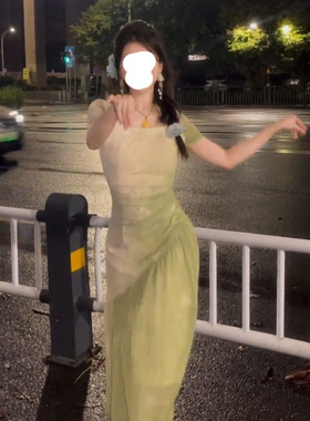 新款设计感气质优雅文艺风绿色连衣裙女微胖时尚别致超好看长裙子
