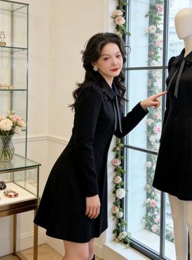 新款微胖MM黑色蝴蝶结翻领连衣裙女法式赫本收腰显瘦高级感气质裙