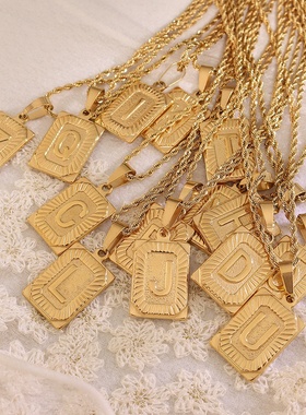 摩天轮法式设计款26字母方牌吊坠锁骨链钛钢镀18k金厂家饰品