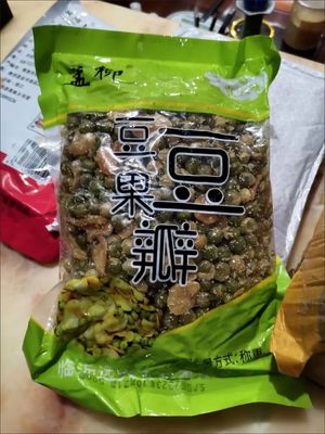 香酥蚕豆瓣去皮混合青油炸