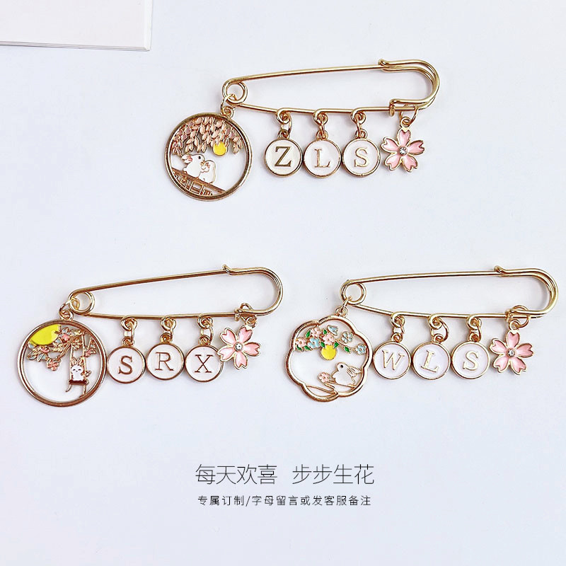 新款定制字母卡通兔子胸针图片