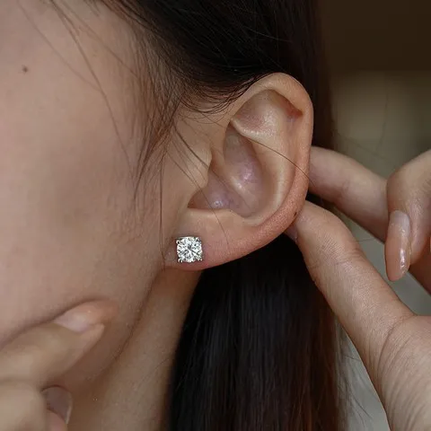 耳钉牛头四爪女款超闪时尚耳饰经典款S925饰品纯银莫桑石耳饰礼物