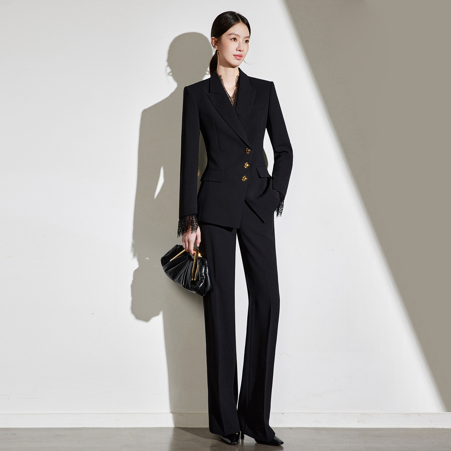黑色西装套装女高级感2026春季新款职场通勤蕾丝拼接双排扣两件套