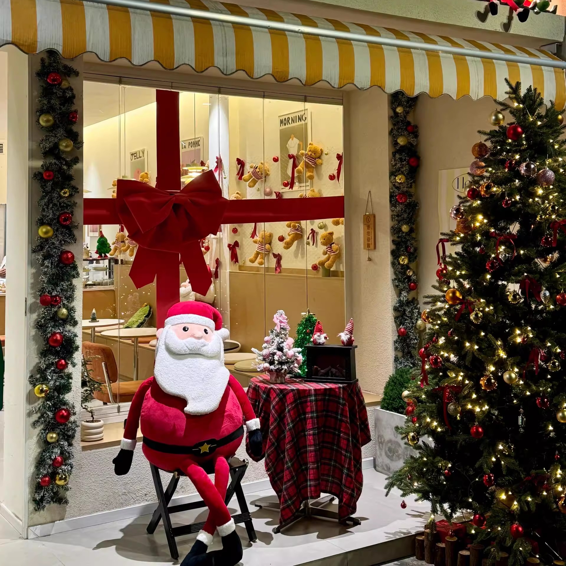 晚上拍照超级出片的圣诞老人！