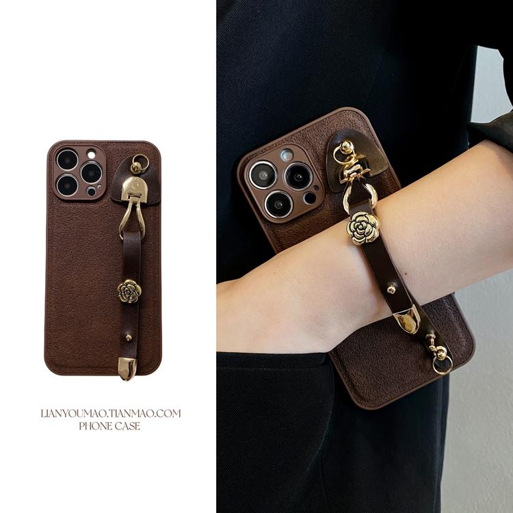 秋冬棕色山茶花皮质腕带适用iPhone15promax手机壳苹果16可背带14斜挎13挂绳12小众11时尚xsmax/xr新7软8plus