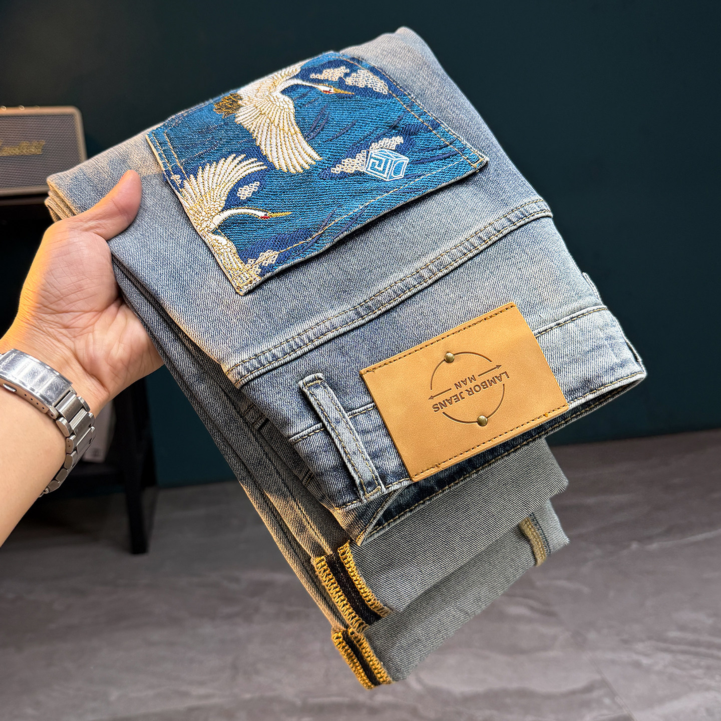 2026夏季新款高端刺绣浅蓝色牛仔裤男修身小脚弹力百搭潮流长裤子