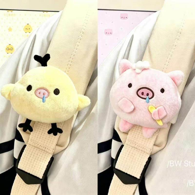 【店铺热销】可爱鼻孔鸡厨师小猪肩带玩偶挂件毛绒卡通学生书包挂