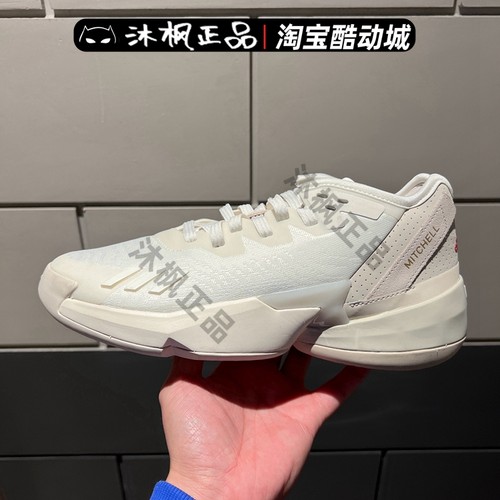 场上实战训练运动篮球鞋阿迪达斯