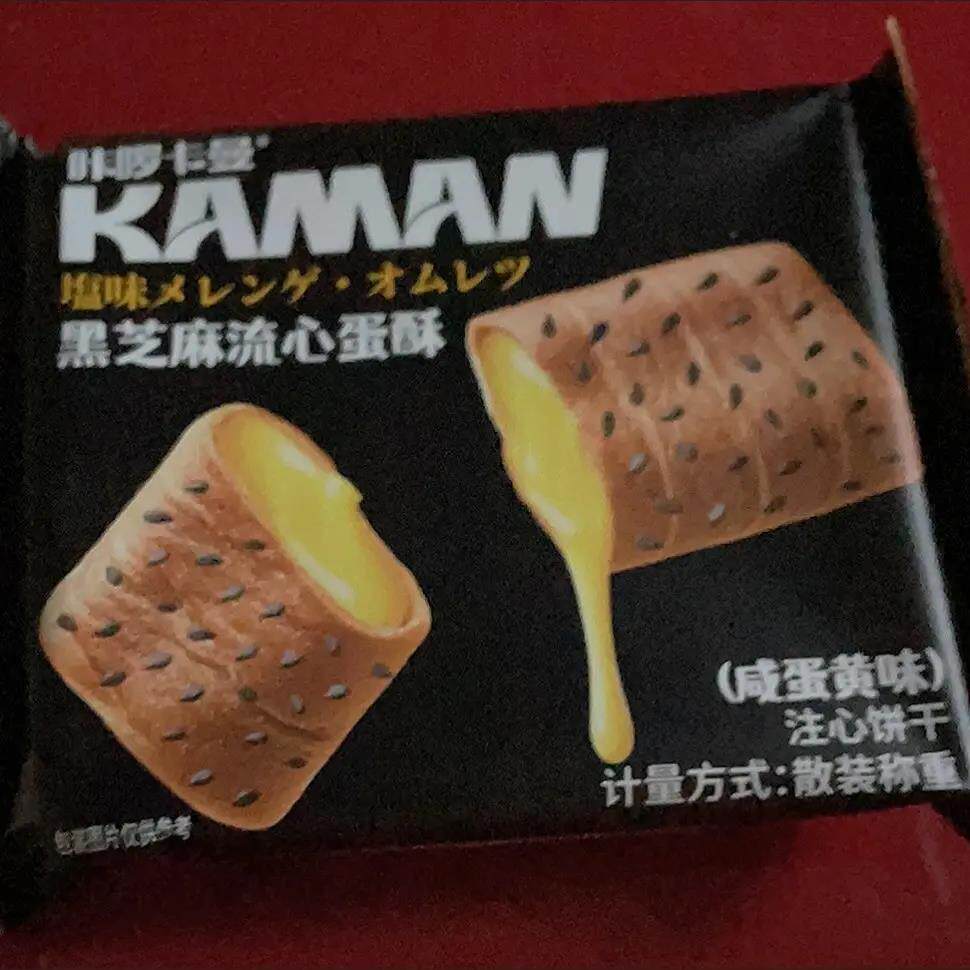 旗卡曼网红小黄鸭正宗黑芝麻咸蛋黄流心蛋卷夹心休闲饼干小零食解