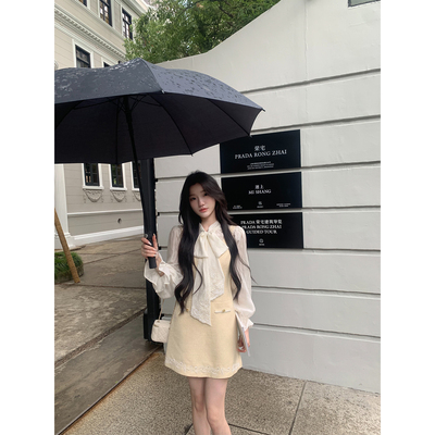 YYW汪澜的妹妹奶黄色刺绣背心裙